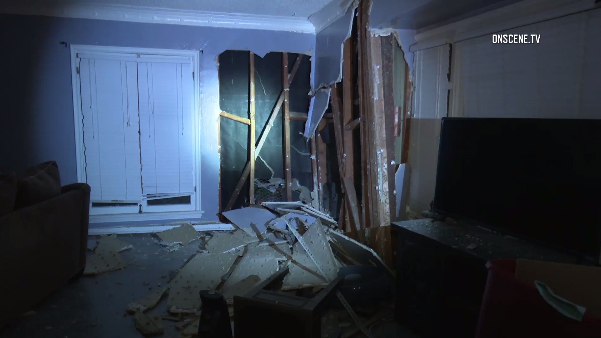 Vehicle plows into apartment complex Driver hurt, passengers flee